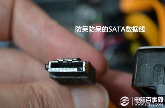 硬盘数据线采用防呆设计